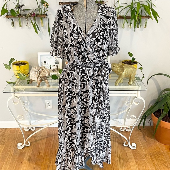 LC Lauren Conrad Dresses & Skirts - Black and white floral print LC Lauren Conrad Midi Dress